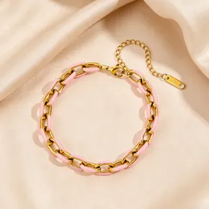 Detailansicht des goldenen Edelstahl-Cuban-Kettenarmbands mit rosa Emaillierung und Verlängerung.