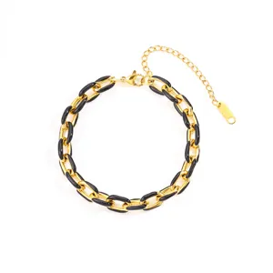 Nahaufnahme Detail der stilvollen gold und schwarzen Oeltropfen Kubakette Armband Glieder.