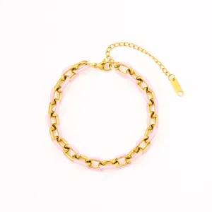 Nahaufnahme des rosafarbenen Emaille Edelstahl Cuban-Kettenarmbands mit edler Goldkette.