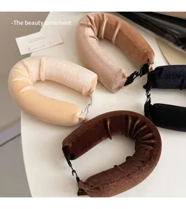 Heatless velvet hair curlers set for effortless overnight waves and natural styling detail.