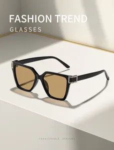 Gafas de sol cuadradas de lujo con diamantes de imitación y lentes marrones UV400 para todos.