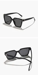 Elegantes gafas de sol cuadradas negras con patillas de strass y protección UV400 diaria.