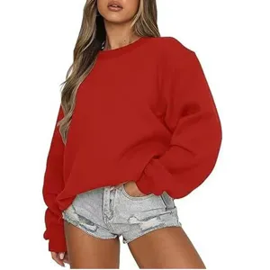 Vue detaillee du sweatshirt rouge a col rond et manches longues, tissu doux et confortable.