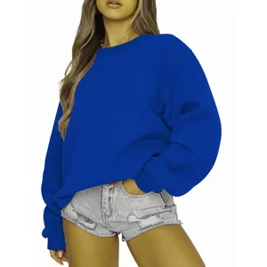 Détail sweat-shirt col rond bleu roi, intérieur molletonné doux, coupe ample et décontractée.