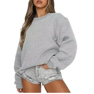 Vue détaillée d'un sweat-shirt gris uni à col rond décontracté porté avec un short.