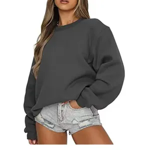 Vue détaillée du sweat-shirt col rond gris foncé pour femme, pull ample et confortable.