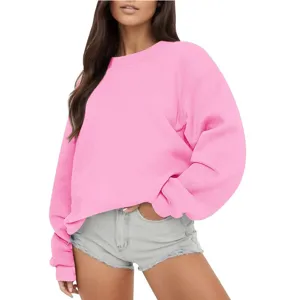 Détail sweat rose, texture polaire douce, coupe ample et décontractée pour le quotidien.