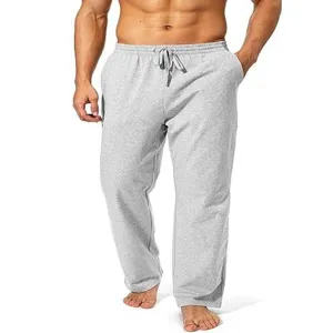 Primo piano di comodi pantaloni della tuta grigi da uomo con vita elastica regolabile.