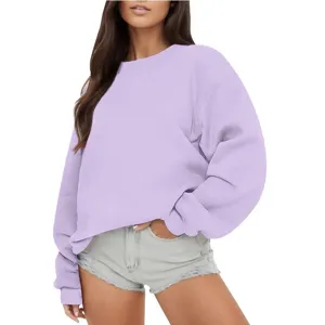 Sweat-shirt ample à manches longues et col rond en molleton doux de couleur lavande.