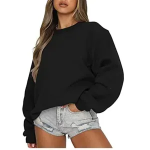 Vue détaillée sweat-shirt noir col rond, haut pull manches longues style casual chic.