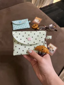 Joli porte-monnaie vert menthe à motif d'étoiles avec charm croissant, étui à cartes doux.