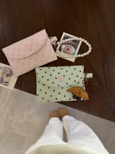 Joli porte-monnaie à motif d'étoiles avec bracelet de perles et pendentif détail.
