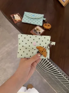 Porte-monnaie menthe vert motif étoile avec charm croissant mignon, jolie pochette à cartes.