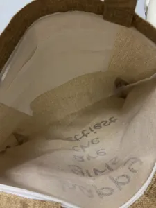 Λεπτομερής εσωτερική όψη της casual τσάντας λινού με πρακτική εσωτερική τσέπη για αποθήκευση.