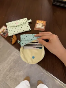 Vue détaillée du porte-cartes en tissu à motif d'étoiles montrant la capacité de rangement.