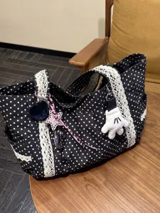 Bolso tote de lona de lunares en blanco y negro con ribete de encaje y colgantes
