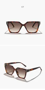 Vista detallada de elegantes gafas de sol cuadradas carey con patillas de brillantes.