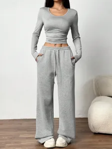 Vue détaillée de l'ensemble haut ample gris à manches longues et pantalon de survêtement large.