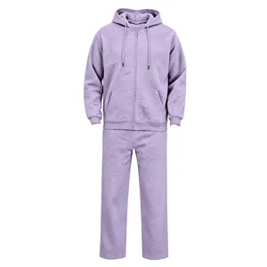 Detailansicht des lavendelblauen Fleece-Kapuzenpullovers mit komfortabler Sporthose.