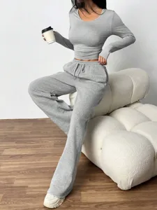 Ensemble haut court gris à manches longues et pantalon de jogging porté par un modèle.