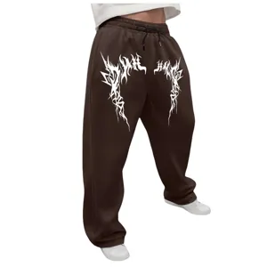 Pantalón de chándal holgado estampado gótico Y2K detalle tela marrón oscuro estilo urbano.