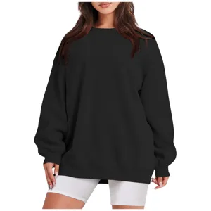 Vue détaillée du sweat noir oversize à col rond, présentant un tissu doux et une coupe ample.