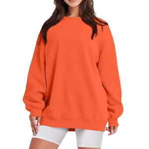 Détails du sweat-shirt ample orange à col rond, vêtement confortable et décontracté pour automne hiver.