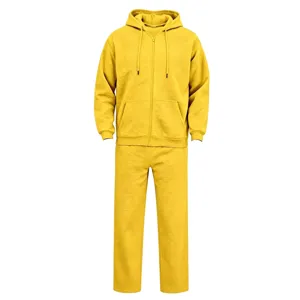 Detailansicht des gelben Fleece-Kapuzenpullovers mit Reißverschluss und passender Hose.