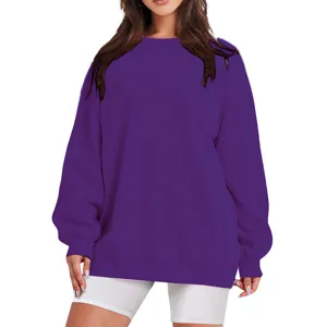 Sweat-shirt violet ample à col rond et manches longues pour un style décontracté.
