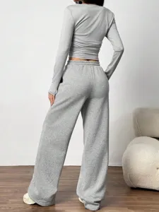 Ensemble deux pièces décontracté pour femme haut court gris et pantalon de survêtement.