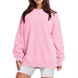 Sweat-shirt oversize rose à col rond, vue détaillée montrant un tissu doux et confortable.