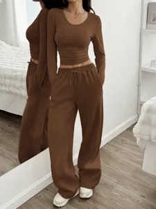 Ensemble deux pièces chic pour femme haut court marron manches longues et pantalon large.