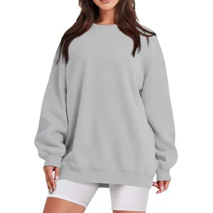 Vue de détail rapprochée du sweat-shirt ample gris uni pour le style quotidien.