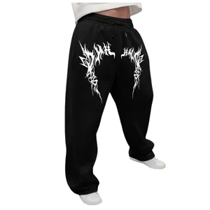 Vista detallada del estampado gótico en los pantalones de chándal anchos Y2K negros.