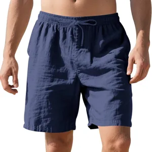 Detail marineblauwe casual strandshorts voor heren, ademende linnen textuur stof en koord.