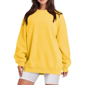 Vue du sweatshirt oversize jaune vif a col rond, presentant une coupe ample et confortable.
