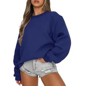Vue détaillée du sweat-shirt en molleton douillet avec col rond confortable et manches