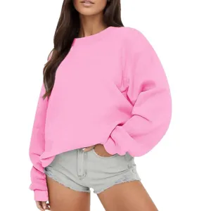 Sweat-shirt rose col rond pour femme, haut ample et confortable à manches longues.