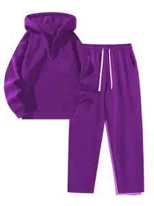 Vista dettagliata della felpa viola con mezza zip e dei pantaloni della tuta larghi.