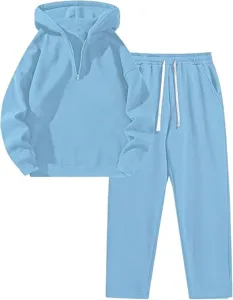 Dettagli della felpa con cappuccio mezza zip azzurro e pantaloni della tuta donna.
