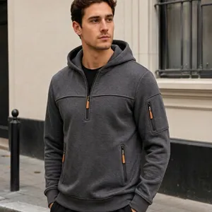 Detailaufnahme des dunkelgrauen Herren Kapuzenpullovers mit halbem Reissverschluss Taschen.
