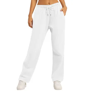 Vue détaillée du pantalon de survêtement blanc décontracté avec taille élastique à cordon.