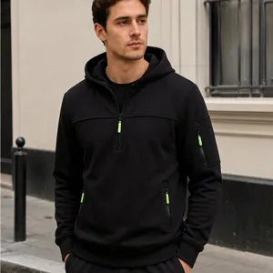 Herren lässiger Viertel-Zip Kapuzenpullover in Schwarz mit mehreren Taschen und grünen Details.