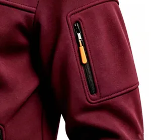 Nahaufnahme des Ärmelreißverschlusstaschendetails an einer Herren Fleece Kapuzenjacke.