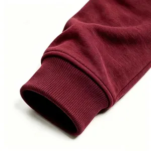 Nahaufnahme Detail von burgunderrotem Rippbündchen für Herren Winter Fleece Hoodie Oberteil