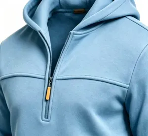 Herren Halb-Zip Kapuzenpullover Detailansicht, bequemer Fleece Pullover in Hellblau.