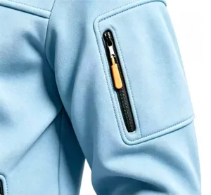 Detailansicht des hellblauen Herren Sportjacke Ärmels mit funktioneller Reißverschlusstasche.
