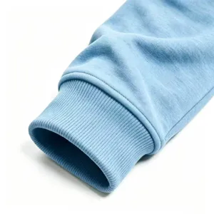 Detailaufnahme eines lässigen Herren-Hoodies mit komfortablem Rippbündchen in Blau.