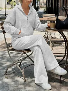 Set tuta sportiva grigia da donna con felpa con cappuccio zip e pantaloni larghi.