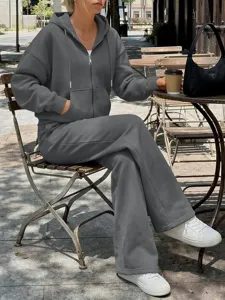 Comodo completo grigio scuro con felpa con cappuccio e pantaloni larghi per look casual.